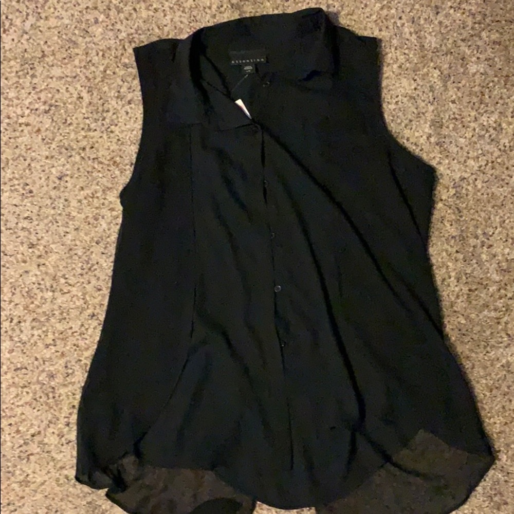 Attention sleeveless blouse